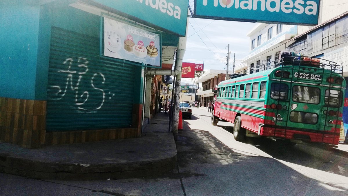 Comercios y edificios públicos han sido manchados por pandilleros, en Cuilapa, Santa Rosa. (Foto Prensa Libre: Oswaldo Cardona)