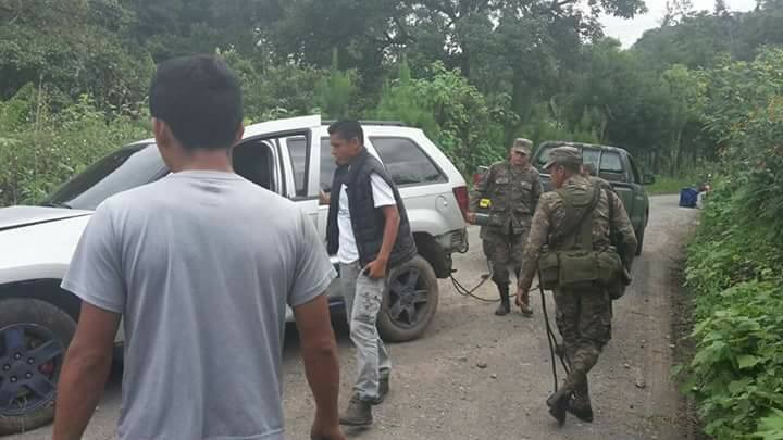 Érick Barrondo observa su vehículo luego de ser auxiliado por elementos del ejército. (Foto Prensa Libre: cortesía Twitter Ejército de Guatemala)
