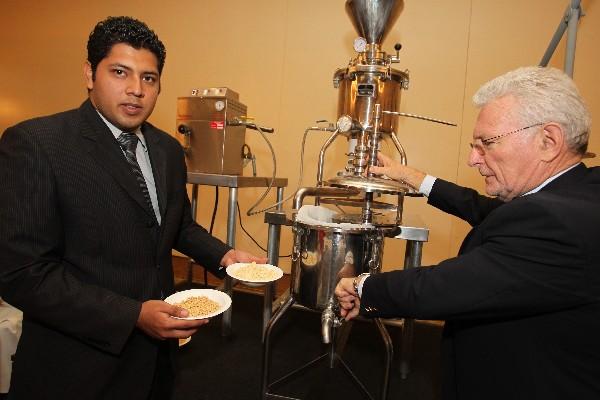 Pablo Mendoza y Enirque Baudrexel muestran cómo funciona "la vaca mecánica", para producir leche. (Foto Prensa Libre: EDWIN CASTRO)