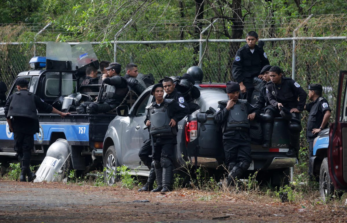Informe revela que la Policía y grupos paralelos usaron armas contra manifestantes. (Foto Prensa Libre: AFP)