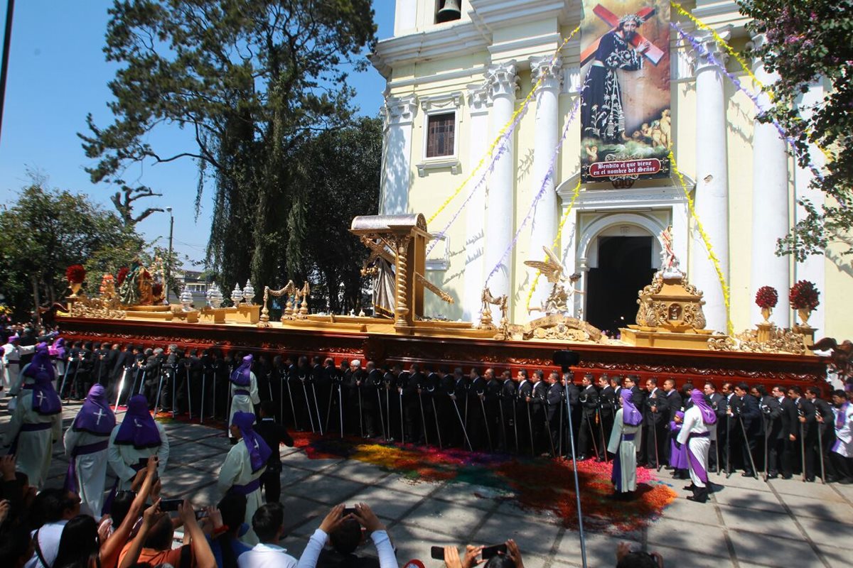 Jesús del Consuelo, a la salida del templo de la Recolección.(Foto Álvaro Interiano)