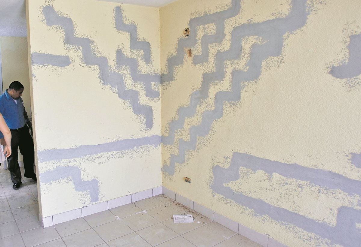 Interior de una vivienda de residenciales Jardines del Norte, zona 18, en la que se han producido grietas. (Foto Prensa Libre: Hemeroteca PL)