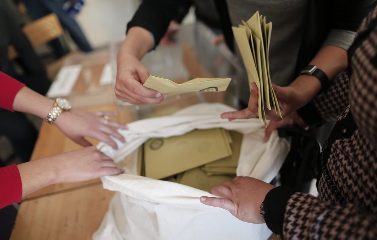 Oficiales cuentan los votos luego de cerrarse los colegios electorales en Turquía. (Foto Prensa Libre: EFE).