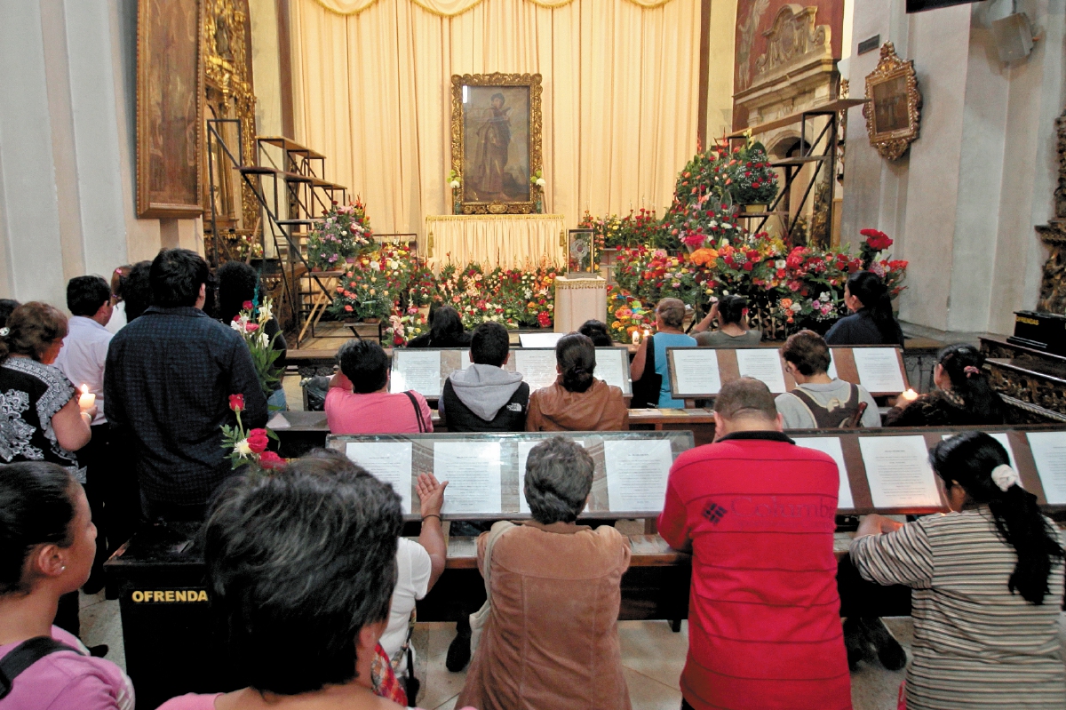 Feligreses de todo el país llegan los miércoles a la iglesia La Merced para pedirle a San Judas Tadeo que interceda por ellos en sus peticiones.