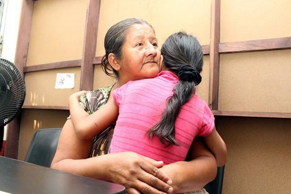 La menor rescatada abraza a su abuela materna en la sede de la PGN en Retalhuleu. (Foto Prensa Libre: Rolando Miranda)