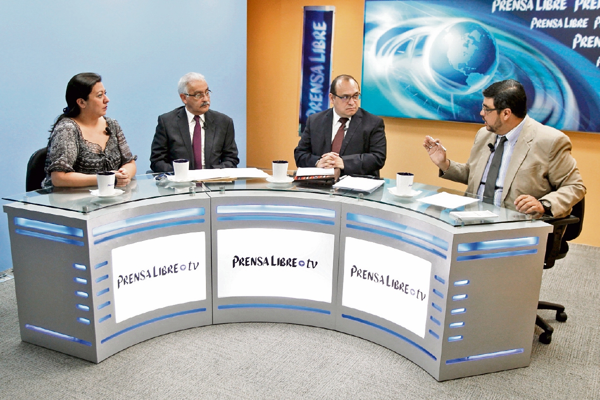 Rolando del Cid Pinillos, exministro de Finanzas, y Enrique Maldonado, economista del Icefi, conversan con los periodistas Jessica Gramajo y Urías Gamarro.