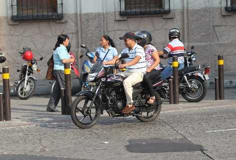 Motoristas incumplen disposición vigente de portar chaleco y casco con el número de placa y que solo una persona puede transportarse en esos vehículos.