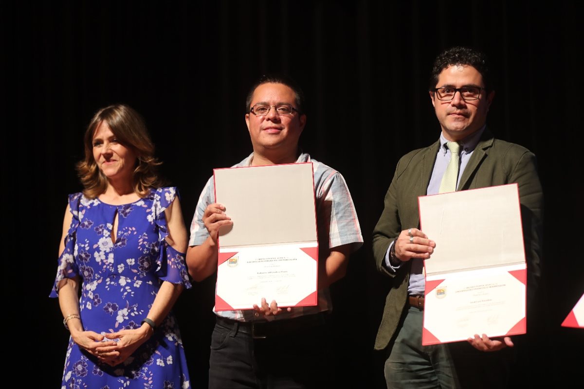 Los periodistas José Luis Escobar Mejía (derecha) y Roberto Villalobos Viato, al recibir el galardón del Museo Popol Vuh. (Foto Prensa Libre: Álvaro González)