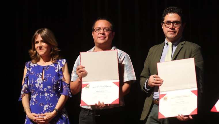 Los periodistas José Luis Escobar Mejía (derecha) y Roberto Villalobos Viato, al recibir el galardón del Museo Popol Vuh. (Foto Prensa Libre: Álvaro González)