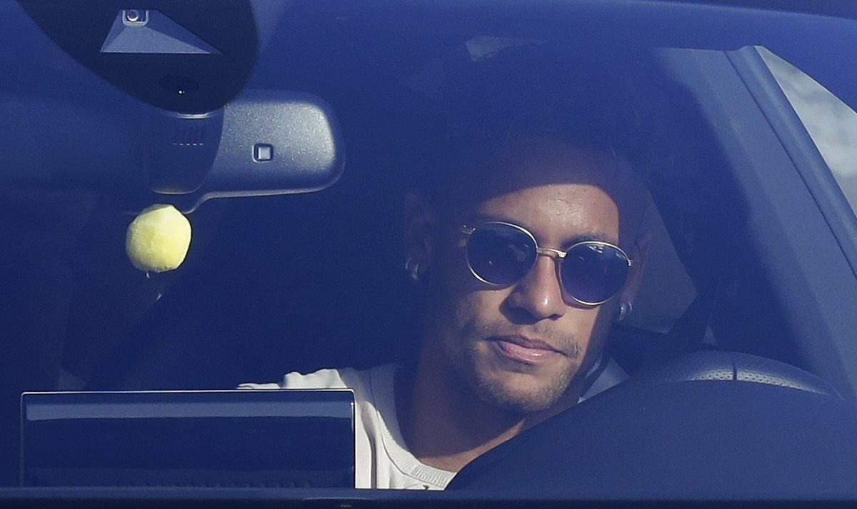 Neymar llegó este miércoles al entrenamiento del Barcelona para despedirse de sus compañeros. (Foto Prensa Libre: AP)