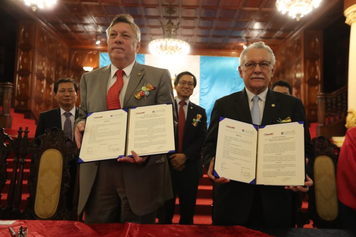 El memorándum de entendimiento fue firmado por Anacafé y la Cámara de Comercio Coreano-Guatemalteca. (Foto Prensa Libre: Érick Ávila)