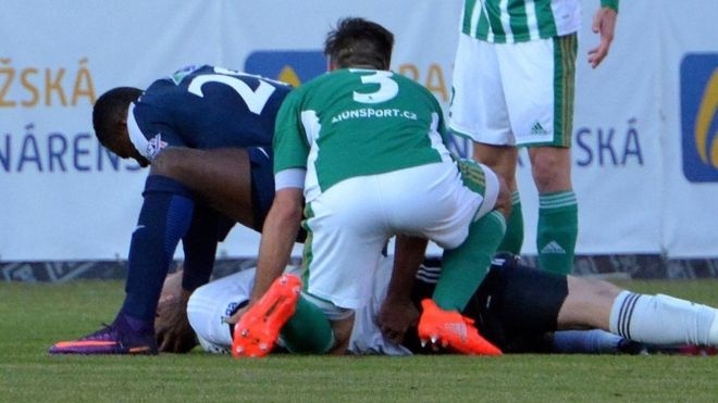 El momento en que Francis Koné auxilia al portero del equipo contrario en un partido de la liga checa. (BOHEMIANS)