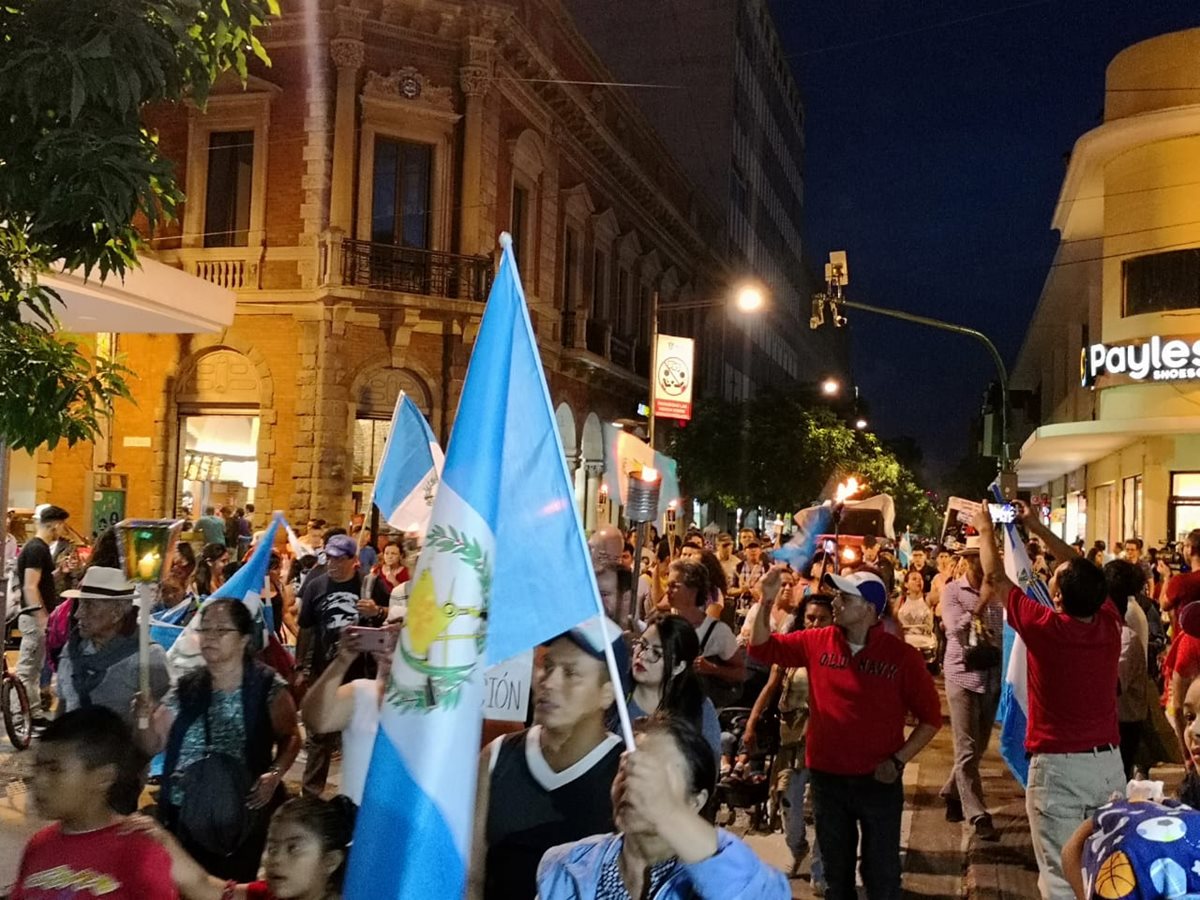 Varias personas realizaron una caminata por el Paseo de la Sexta Avenida e hicieron varias peticiones a las autoridades. (Foto Prensa Libre: Carlos Álvarez)
