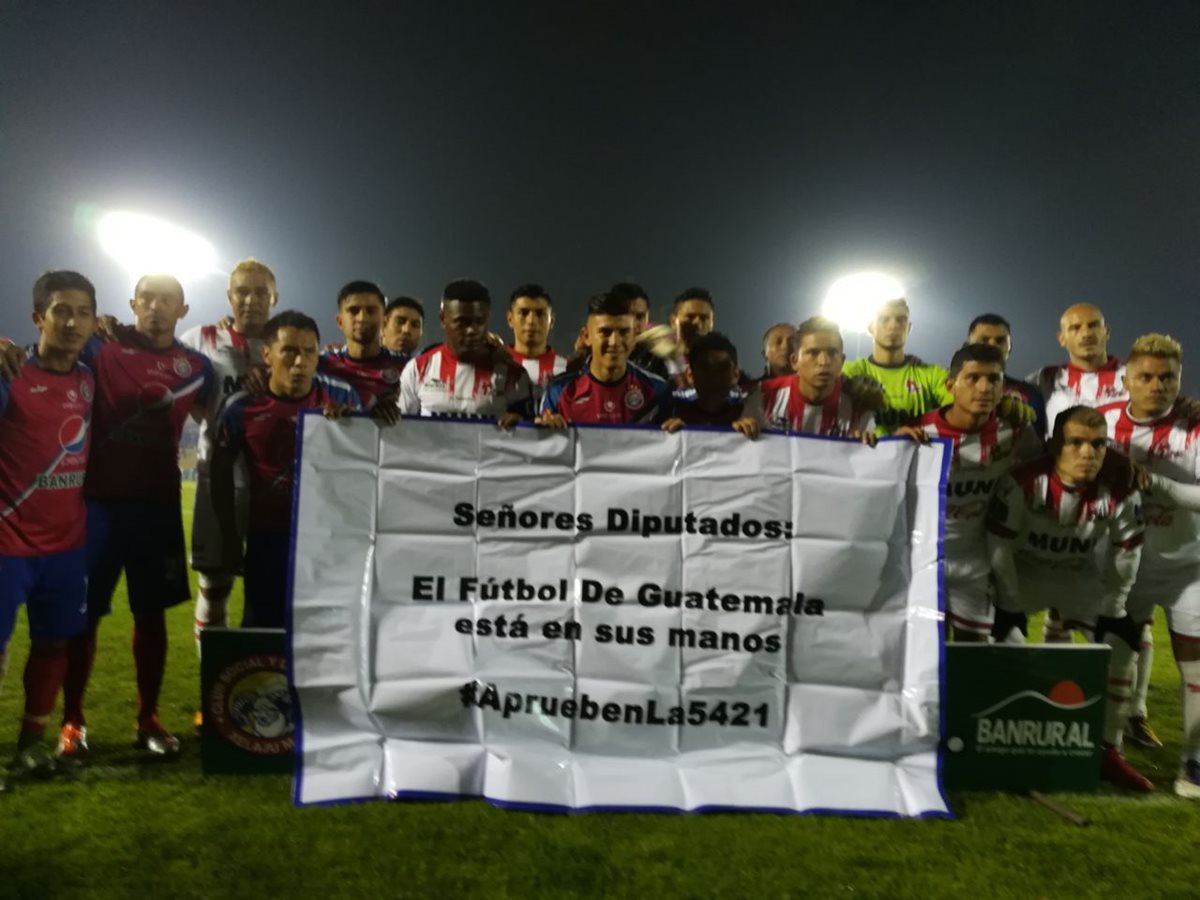 Los jugadores piden a los diputados que salven al futbol guatemalteco y aprueben la iniciativa 5421. (Foto Prensa Libre: Raúl Juárez)