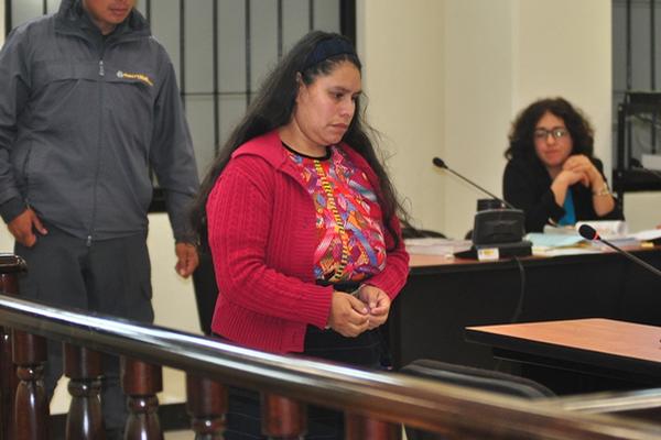Edna Elizabeth  Peñalonzo Raymundo, luego de haber escuchado el veredicto del Tribunal Primero de Sentencia Penal de Quetzaltenango. (Foto Prensa Libre: Alejandra Martínez)