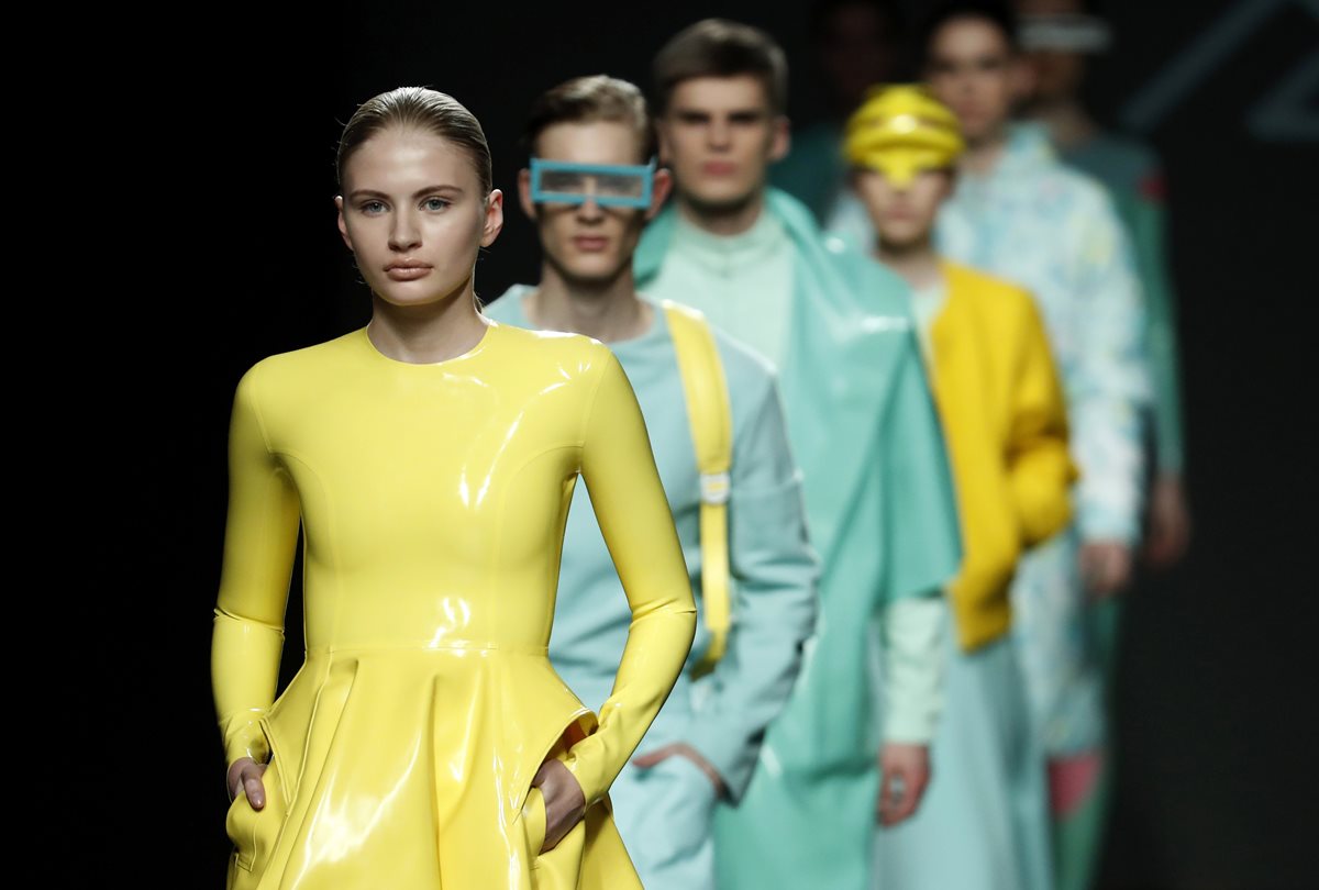Modelos lucen las creaciones de Xevi Fernández durante la pasarela de jóvenes creadores EGO, en la última jornada de la Mercedes Benz Madrid Fashion Week. (Fotos Prensa Libre, EFE)