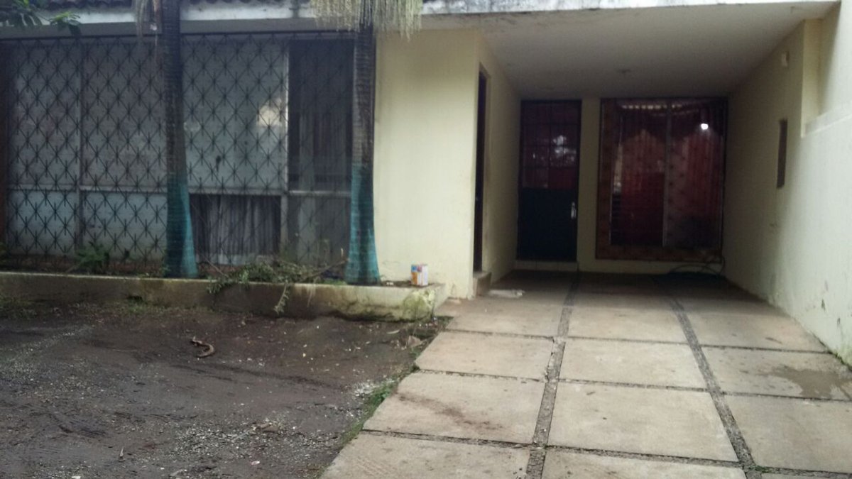 Ingreso a una casa donde funcionaba un prostíbulo. (Foto Prensa Libre: Ministerio Público).