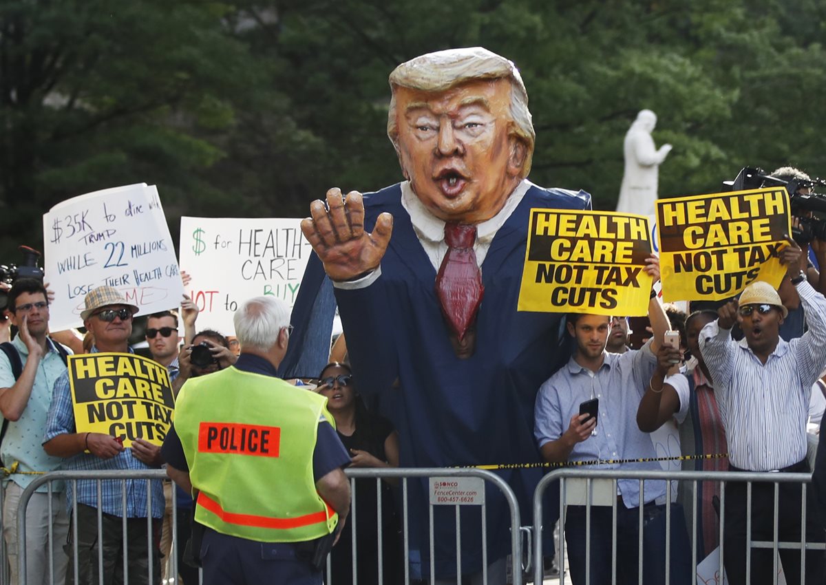 manifestantes gritan en el Hotel Trump International donde Trump asiste a una recaudación de fondos para la reelección del 2020. (AP).