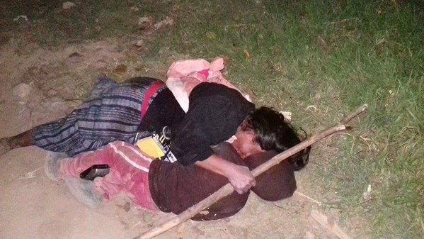 La mujer, de unos 45 años, y su hijo de entre 4 y 5 dormían en una calle del cantón Barrios, Olintepeque, Quetzaltenango. (Foto Prensa Libre: Stereo100)
