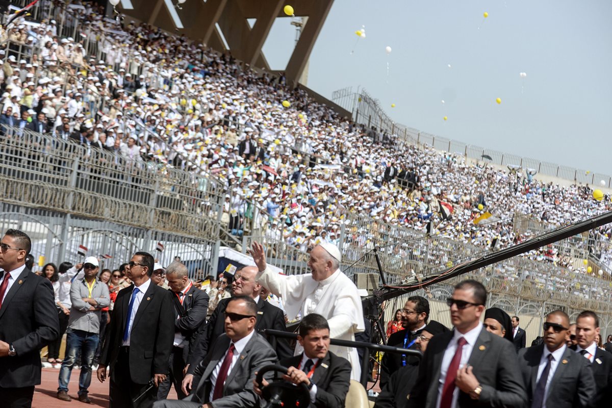 Multitud acude a misa papal en Egipto. (Foto Prensa Libre: EFE)