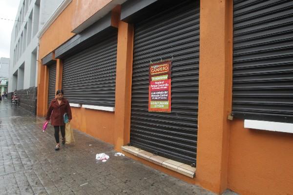Uno de los restaurantes cerrados fue el ubicado en la 7a.  avenida, entre la 11 y 12 calles, zona 1, contiguo al edificio de Correos. (Foto Prensa Libre: Álvaro Interiano)