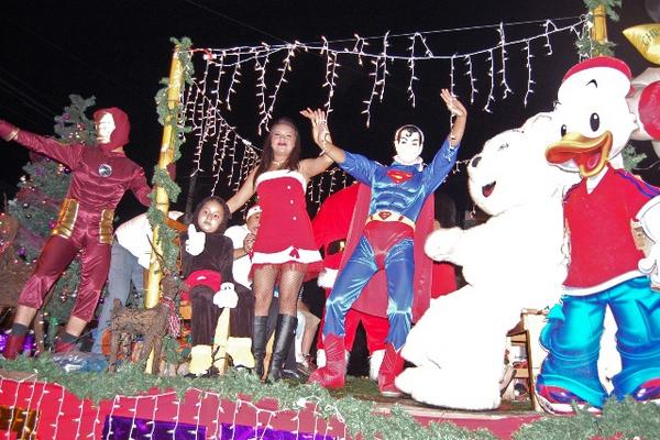 Carroza con varios personajes de la televisión recorrens calle de Coatepeque, Quetzaltenango, en un desfile navideño. (Foto Prensa Libre: Alexánder Coyoy)<br _mce_bogus="1"/>