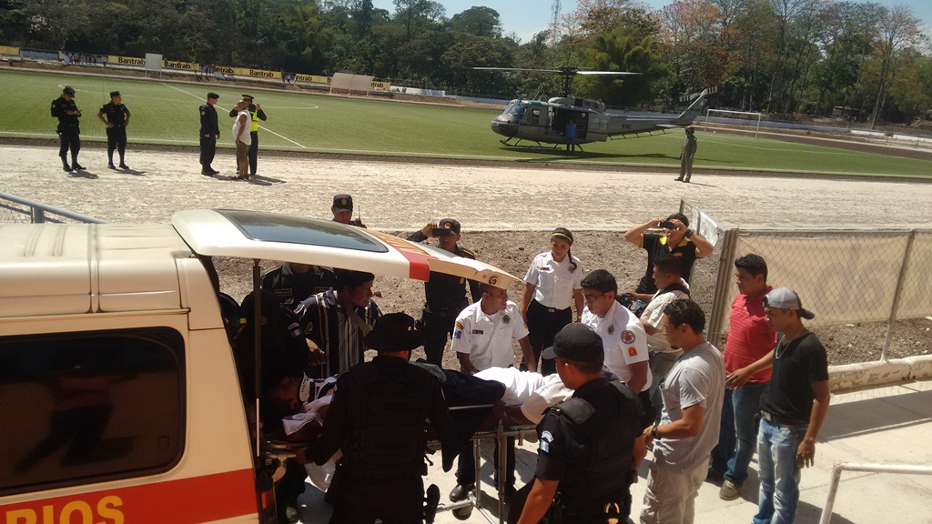 Uno de los cinco heridos recibe atención en Barberena, Santa Rosa. (Foto Prensa Libre: Oswaldo Cardona).