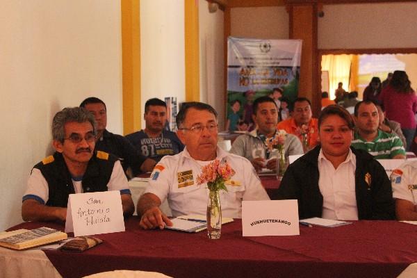 Miembros de cuerpos de socorro y de la Policía reciben orientación sobre cómo evitar linchamientos,  en un hotel de la cabecera   de Huehuetenango.