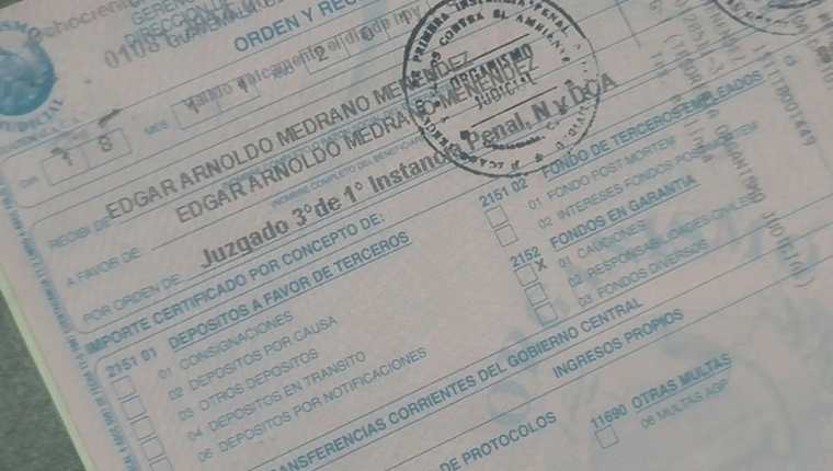 La boleta de pago de Q800 mil, fianza que debió pagar el alcalde de Chinautla, Arnoldo Medrano, para recuperar su libertad (Foto Prensa Libre: Paulo Raquec).