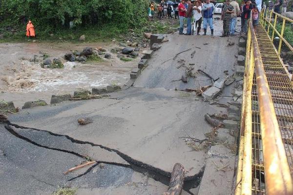 Puente El Cielito se partió en dos y dejó incomunicadas a unas 20 mil personas en Cuilapa, Santa Rosa. (Foto Prensa Libre: Oswaldo Cardona)