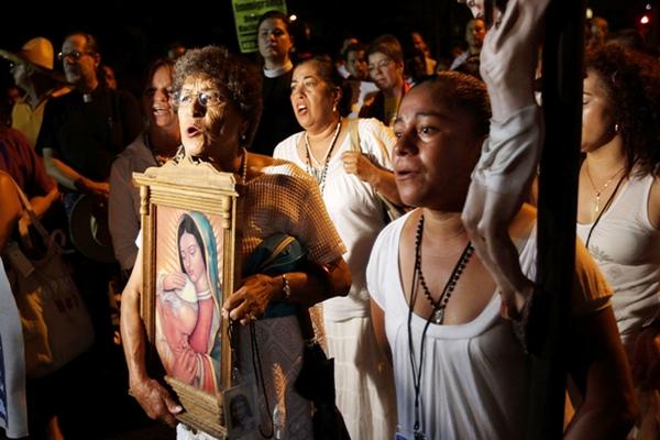 Decenas de activistas de la comunidad hispana de Phoenix (Arizona) protagonizan una marcha pacífica, desde el edificio del Capitolio estatal hacia la Catedral de la Trinidad, para protestar contra la polémica ley SB1070 el jueves, 29 de julio de 2010.  (Foto Prensa Libre: EFE)