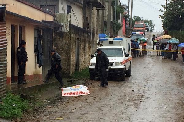 Agentes de la Policía Nacional Civil acordonan el área donde murió Darwin Solís Carrillo de 25 años, en Cobán, Alta Verapaz. (Foto Prensa Libre: Eduardo Sam Chun)