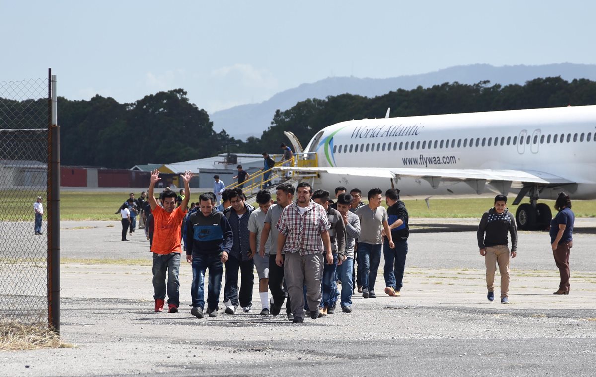 Guatemaltecos deportados arriban a la Fuerza Aérea de Guatemala. (Foto Prensa Libre: Hemeroteca PL)