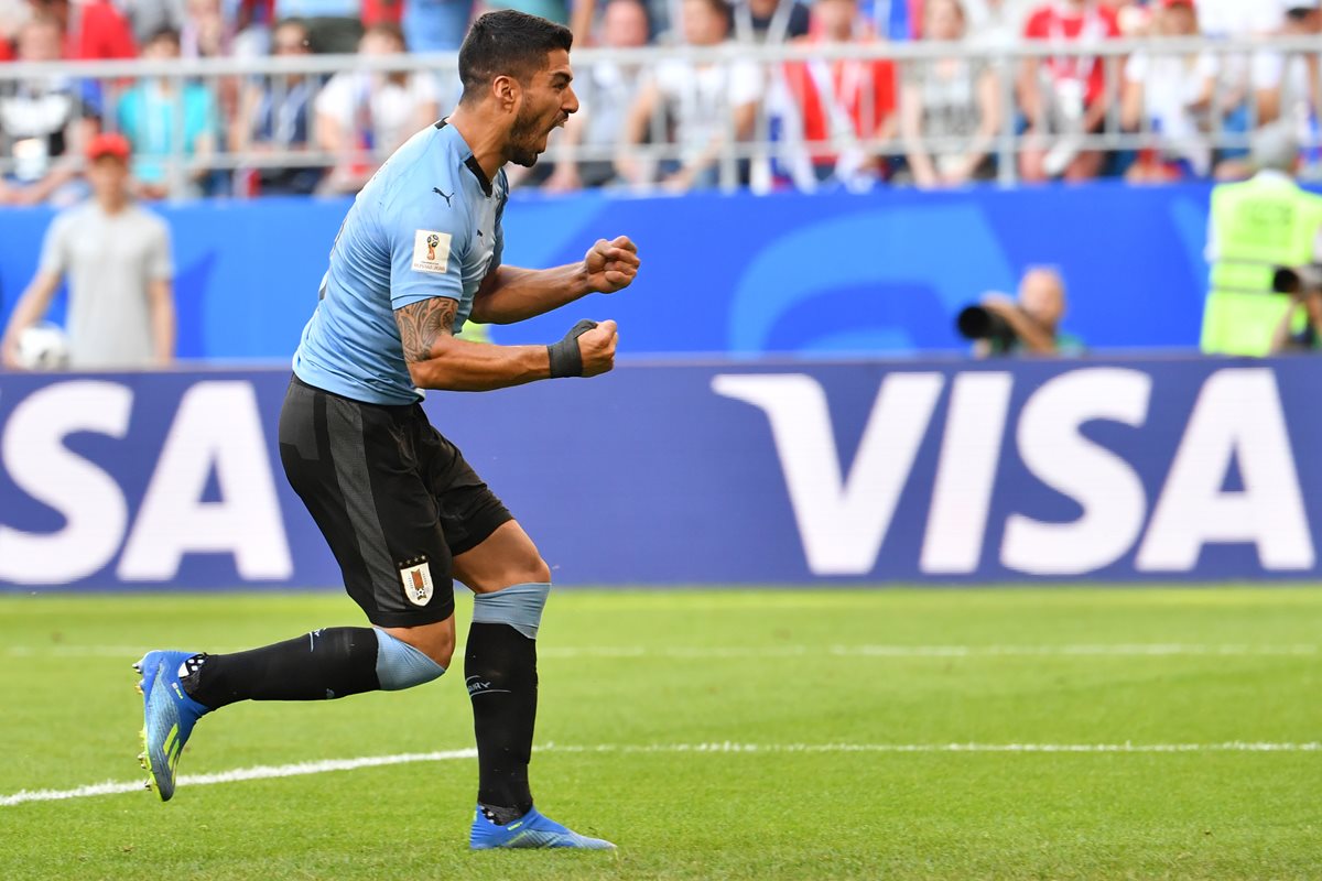 El pistolero Luiz Suárez abrió la cuenta para los charrúas con un magnífico gol de tiro libre. (Foto Prensa Libre: AFP)