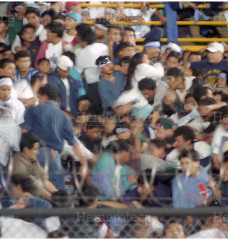 La turba de aficionados se aglomera en la General Sur, generando una avalancha en la que perdieran la vida más de 83 aficionados y resultaran heridas más de cien personas, previo al encuentro de fútbol entre las selecciones de Guatemala y Costa Rica. (Foto Hemeroteca PL