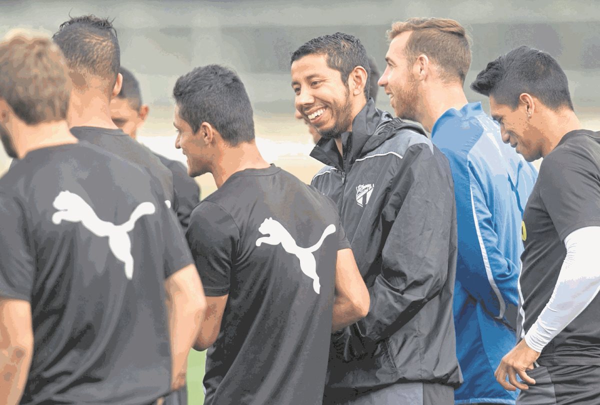 Juan José Paredes compartió equipo con algunos de los extranjeros que aún juegan en Comunicaciones, como Emiliano López, quien solo anotó un gol en todo el campeonato. (Foto Prensa Libre: Hemeroteca PL)