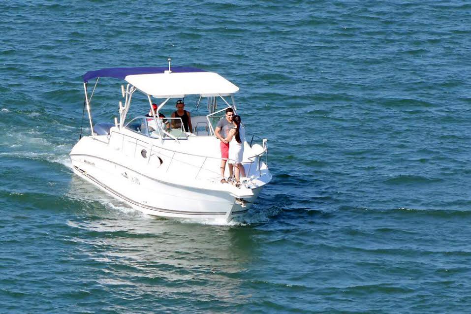 Los futuros esposos comparten un momento romántico sobre el barco en el que se comprometieron en matrimonio. (Foto Prensa Libre: Dony Stewart)