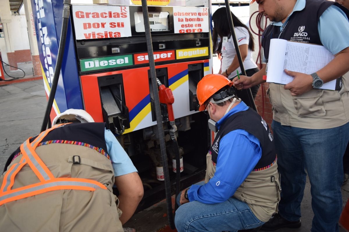Personal de la Dirección General de Hidrocarburos procede a inmovilizar una bomba de despacho de diésel que se encontraba mal calibrada en un estación de servicio de la ciudad capital. (Foto Prensa Libre: Diaco)