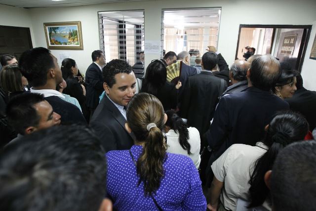 La falta de espacio obligó a la jueza Sexta Penal a suspender la recepción de pruebas en el caso IGSS-Pisa e IGSS-Chiquimula. (Foto Prensa Libre: Paulo Raquec)