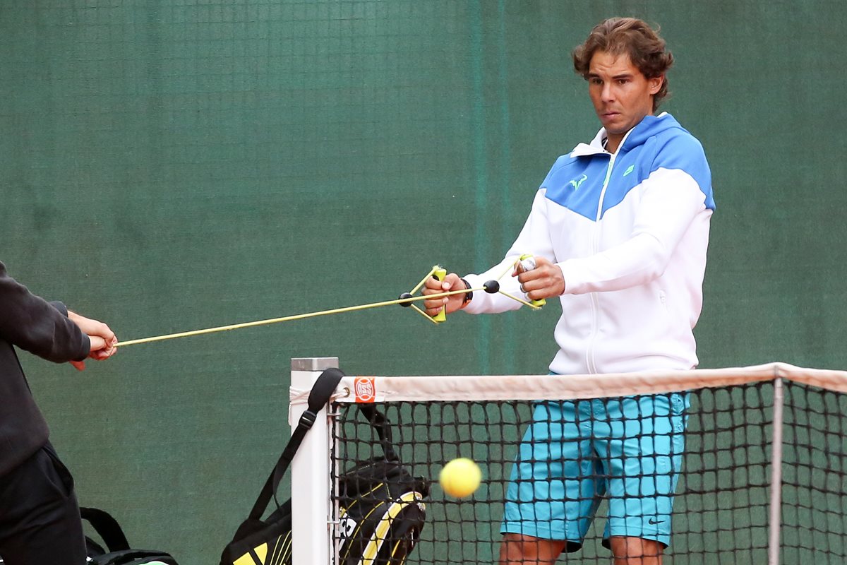 Rafael Nadal durante la sesión de entrenamientos en Hamburgo. (Foto Prensa Libre: AFP)