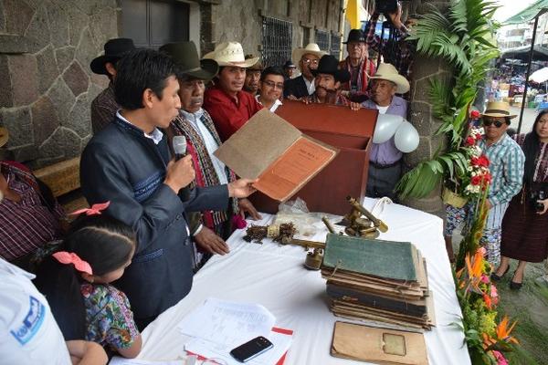 Nicolás   Sapalú, cabecera  del  pueblo,  lee parte de un documento de la caja real.