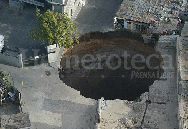 Vista aérea del agujero formado por el hundimiento en el Barrio San Antonio zona 6. (Foto: Hemeroteca PL)