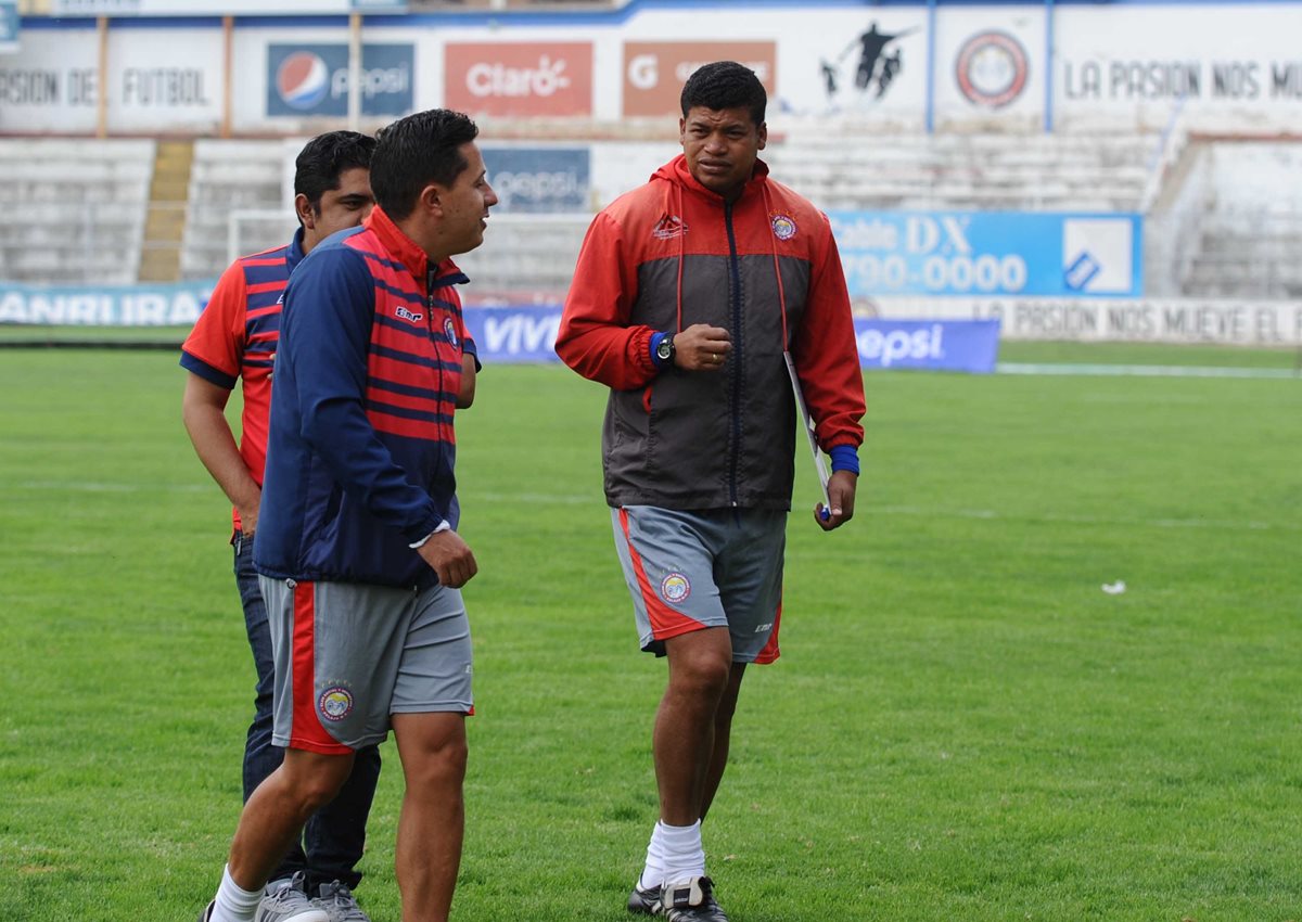El técnico Ronald Gómez prepará su estrategia para el duelo frente a Guastatoya. (Foto Prensa Libre: Francisco Sánchez)