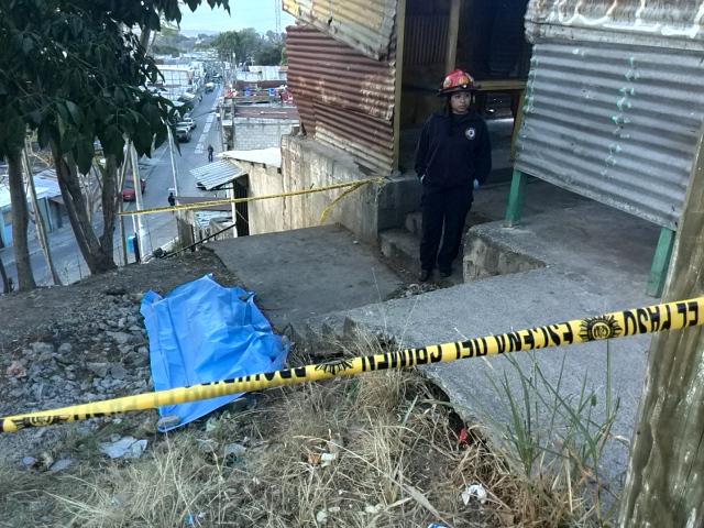 El cuerpo de una persona fue localizado en la colonia El Mezquital zona 12 de Villa Nueva. (Foto Prensa Libre: Estuardo Paredes)