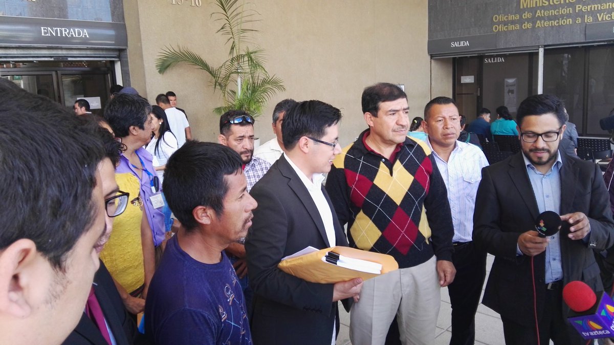 Representantes de Acción Ciudadana y vecinos de San Raymundo presentan la denuncia contra en el Ministerio Público. (Foto Prensa Libre: Glenda Sánchez)