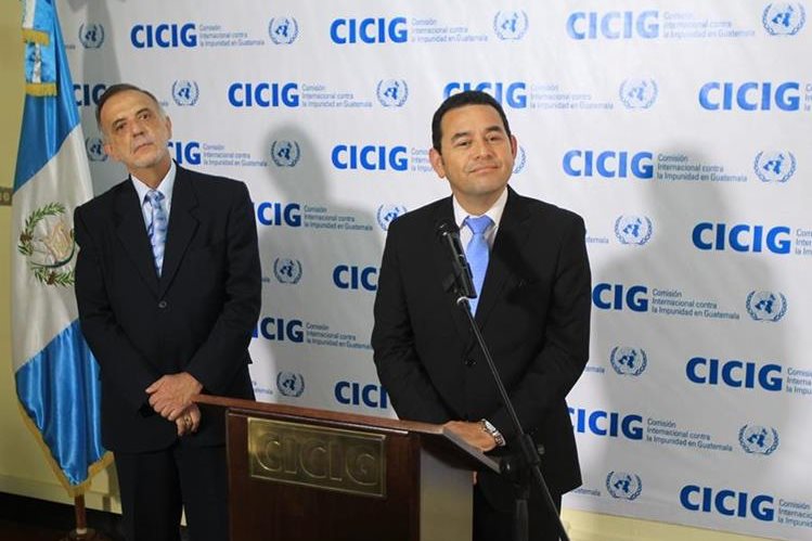 El Presidente Jimmy Morales, durante una actividad pública con el comisionado de la Cicig, Iván Velásquez. (Foto, Prensa Libre: Hemeroteca PL)