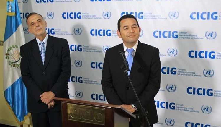 El Presidente Jimmy Morales, durante una actividad pública con el comisionado de la Cicig, Iván Velásquez. (Foto, Prensa Libre: Hemeroteca PL)