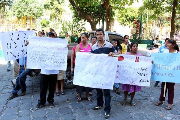 Inconformes portaban rótulos en los que mostraban su inconformidad. (Foto Prensa Libre: Rolando Miranda)<br _mce_bogus="1"/>