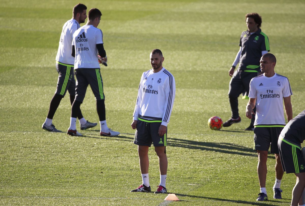 El delantero francés del Real Madrid Karim Benzema, durante el entrenamiento del Real Madrid. (Foto Prensa Libre: EFE)