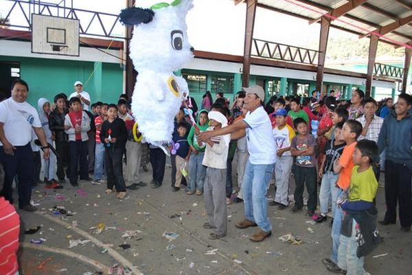 Decenas de niños y padres de familia participaron en la fiesta navideña. (Foto Prensa Libre: José Rosales)<br _mce_bogus="1"/>